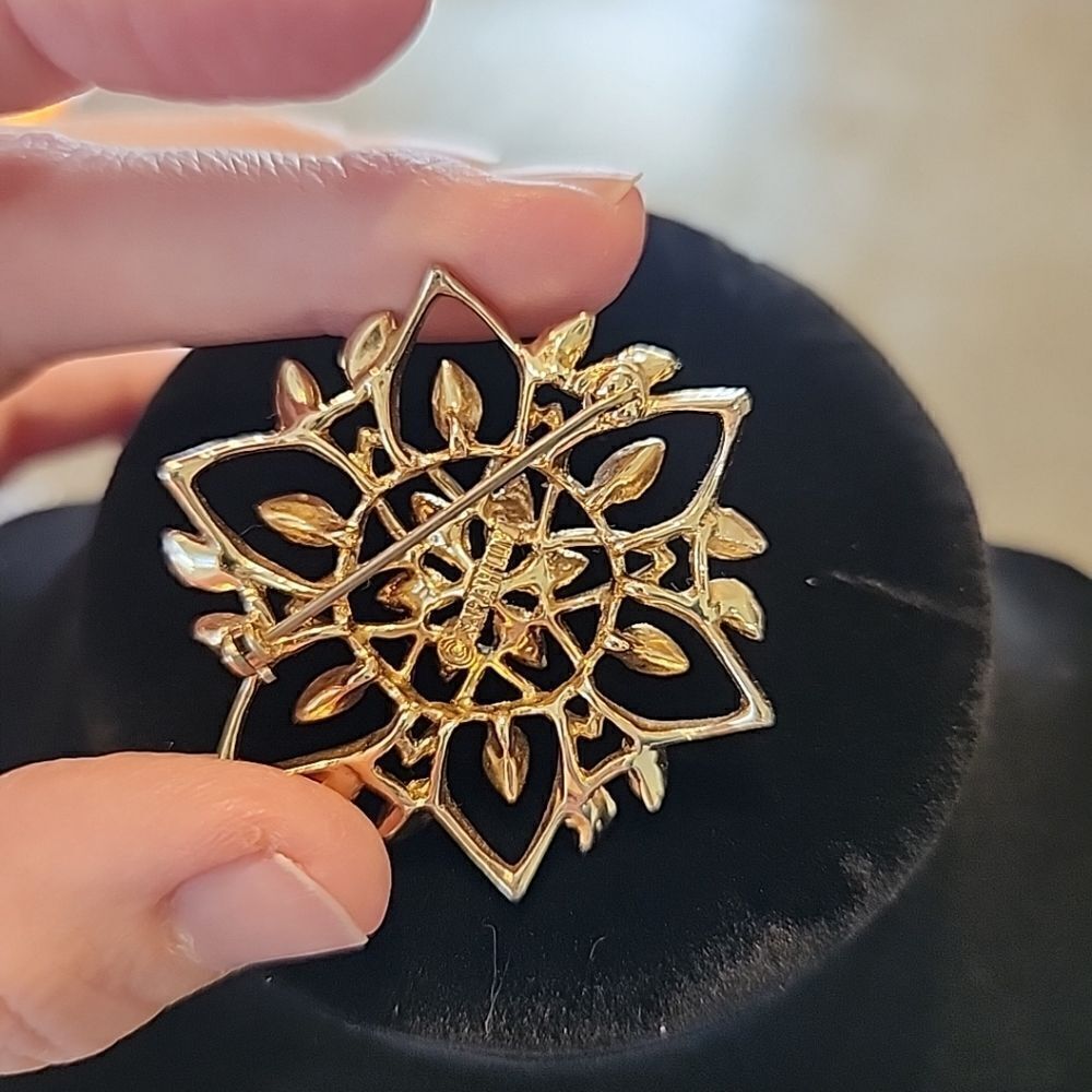 Vintage Gold Tone Sarah Covnetry Signed Flower Brooch Pin, 2", W61 - Picture 3 of 3